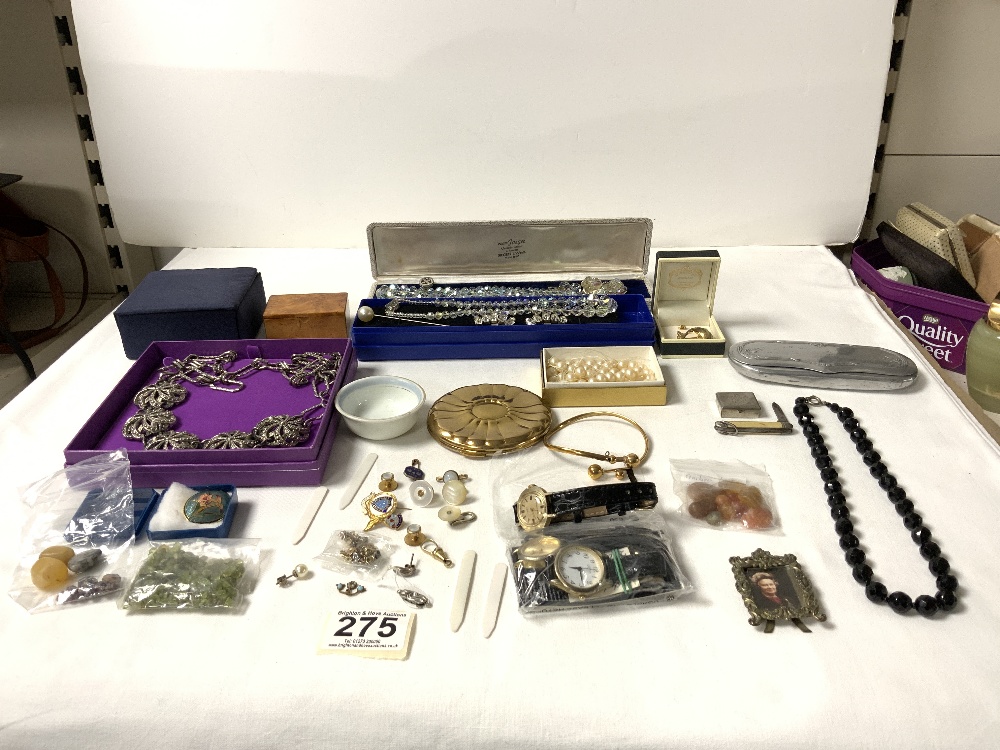 A QUANTITY OF COSTUME JEWELLERY, A COMPACT AND A SPECTACLE CASE. - Image 11 of 12