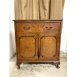 A REPRODUCTION WALNUT TWO DOOR WITH SINGLE DRAWER CABINET ON CABRIOLE LEGS.76X42X82 CMS.