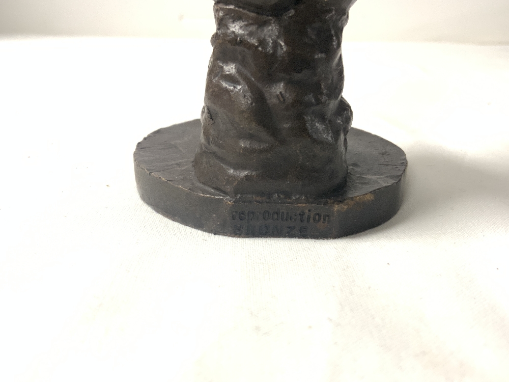A SMALL REPRODUCTION BRONZE FIGURE OF A SEATED MAN WITH THORN, 11 CMS. - Image 4 of 5