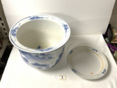 A TWENTIETH CENTURY CHINESE BLUE AND WHITE CERAMIC JARDINERE WITH BASE, 32X25.