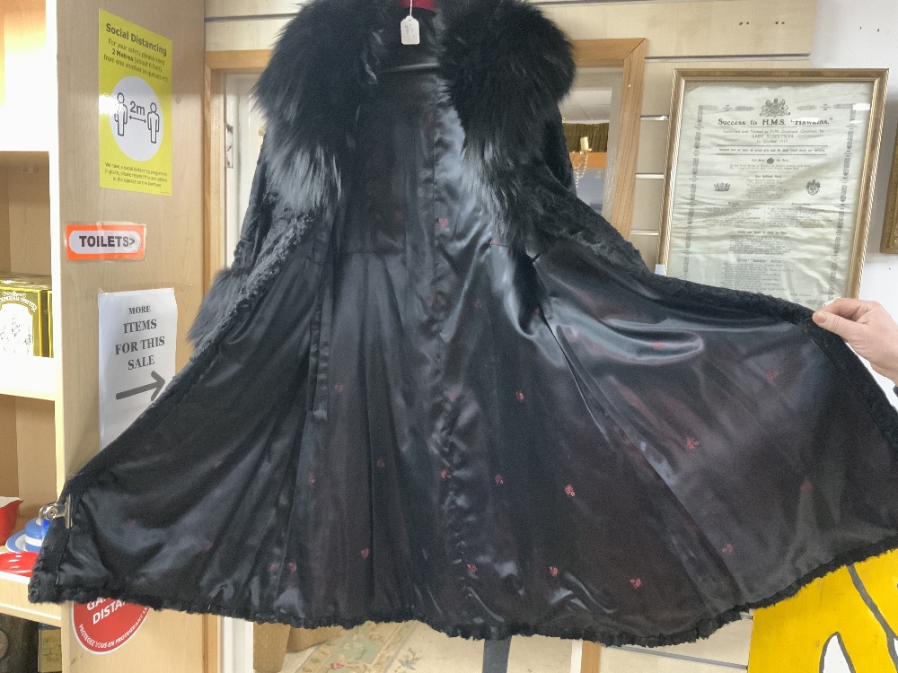 A VINTAGE FULL-LENGTH BLACK ASTRACAN AND FUR COAT, UK SIZE MEDIUM - Image 2 of 3