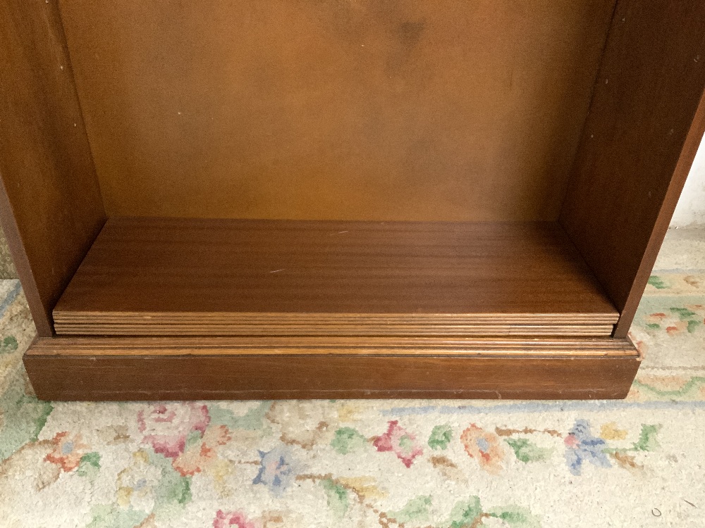 A REPRODUCTION INLAID MAHOGANY DWARF OPEN BOOKCASE WITH TWO ADJUSTABLE SHELVES, 76X26X104 CMS. - Image 4 of 5