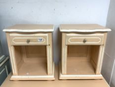 A PAIR OF DE TONGE FRENCH MADE PEACH AND WHITE PAINTED SINGLE DFAWER BEDSIDE CABINETS, 46X30X53.