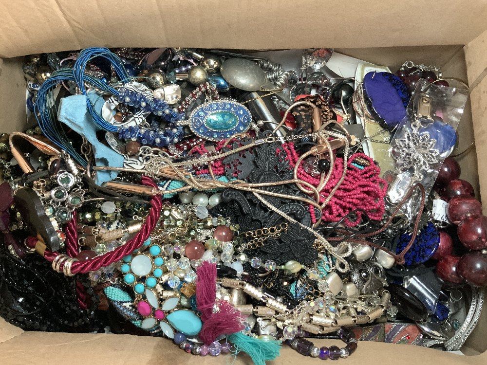 A QUANTITY OF COSTUME JEWELLERY.