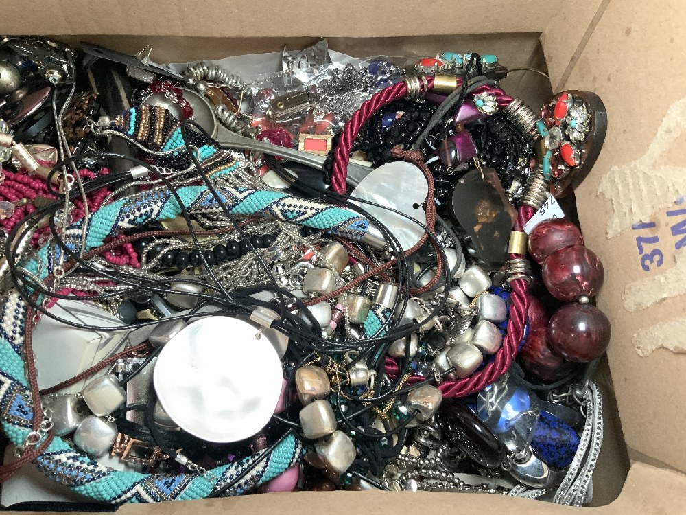 A QUANTITY OF COSTUME JEWELLERY. - Image 3 of 3