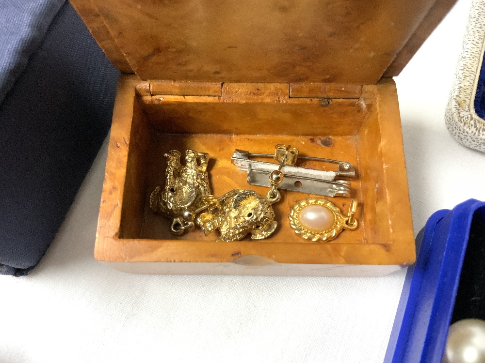 A QUANTITY OF COSTUME JEWELLERY, A COMPACT AND A SPECTACLE CASE. - Image 9 of 12