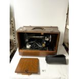 A VINTAGE SINGER ELECTRIC SEWING MACHINE IN CASE, NUMBER - EB883422.