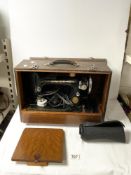 A VINTAGE SINGER ELECTRIC SEWING MACHINE IN CASE, NUMBER - EB883422.