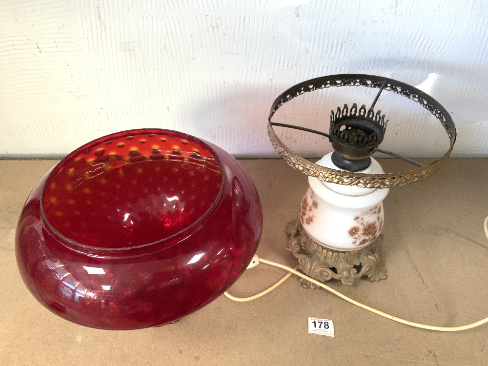 A GLASS AND GILT METAL OIL STYLE LAMP FOR ELECTRICITY, WITH A RUBY GLASS SHADE, APPROX 55 CMS. - Image 5 of 5