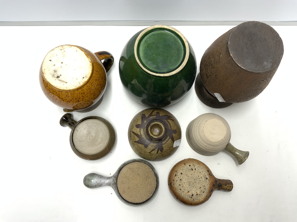 A QUANTITY OF GLAZED AND UNGLAZED STUDIO AND OTHER POTTERY, VASES, JUGS, DISHES, INCLUDES - JILL - Image 5 of 12