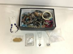 A QUANTITY OF COSTUME JEWELLERY.