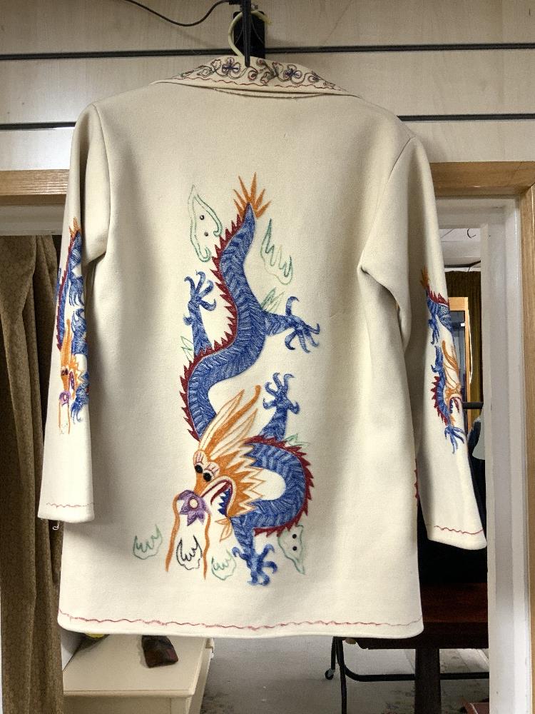 A VINTAGE CREAM CHINESE JACKET WITH DRAGON MOTIFS ON FRONT AND BACK, UK SIZE MEDIUM - Image 3 of 3