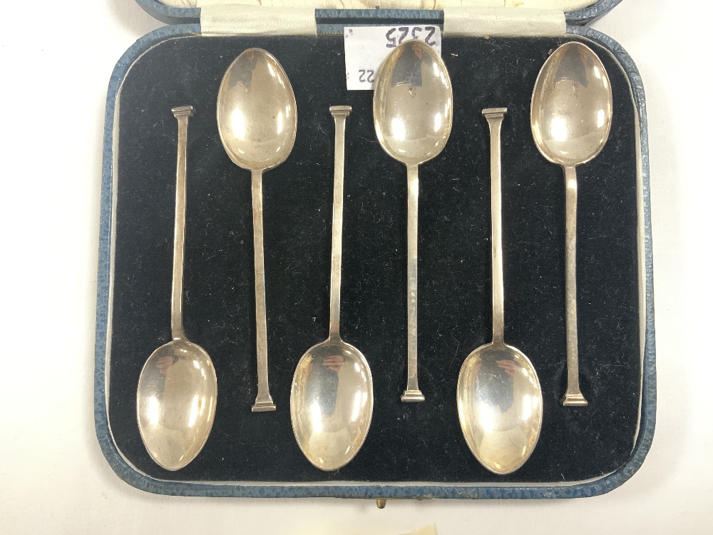 A SET OF SIX HALLMARKED SILVER COFFEE SPOONS, SHEFFIELD, 1923, MAKER; MAPPIN & WEBB, 37 GRAMS. - Image 2 of 4