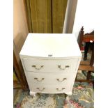 A WHITE PAINTED SMALL THREE DRAWER BOW FRONT CHEST OF 3 DRAWERS ON CABRIOLE LEGS, 45X32X72 CMS.