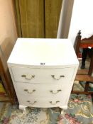 A WHITE PAINTED SMALL THREE DRAWER BOW FRONT CHEST OF 3 DRAWERS ON CABRIOLE LEGS, 45X32X72 CMS.