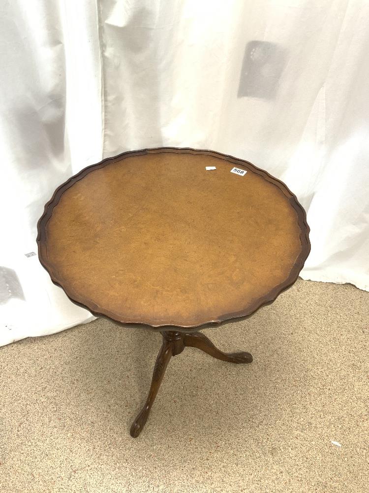 A CIRCULAR WALNUT PIE CRUST EDGE SNAP TOP OCCASIONAL TABLE ON TRIPOD, 60 CMS DIAMETER.