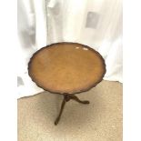 A CIRCULAR WALNUT PIE CRUST EDGE SNAP TOP OCCASIONAL TABLE ON TRIPOD, 60 CMS DIAMETER.