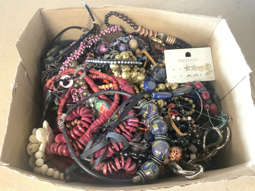 A QUANTITY OF COSTUME JEWELLERY. - Image 4 of 4