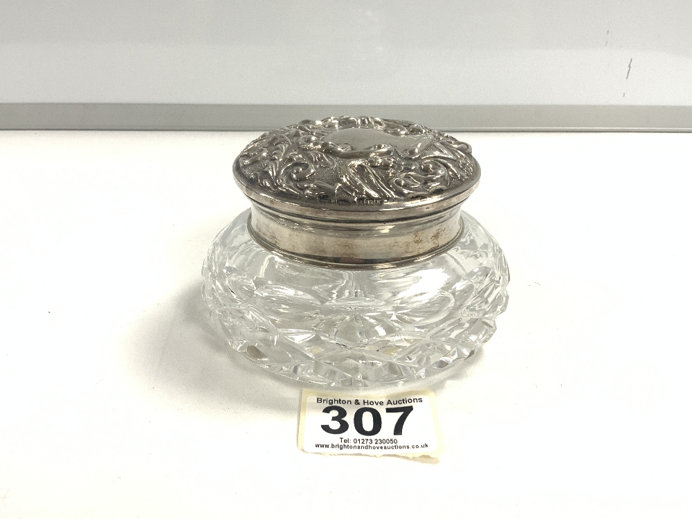 A DECORATIVE HALLMARKED SILVER TOP POWDER JAR WITH INSET MIRROR, BIRMINGHAM 1987, MAKER; W I - Image 5 of 5