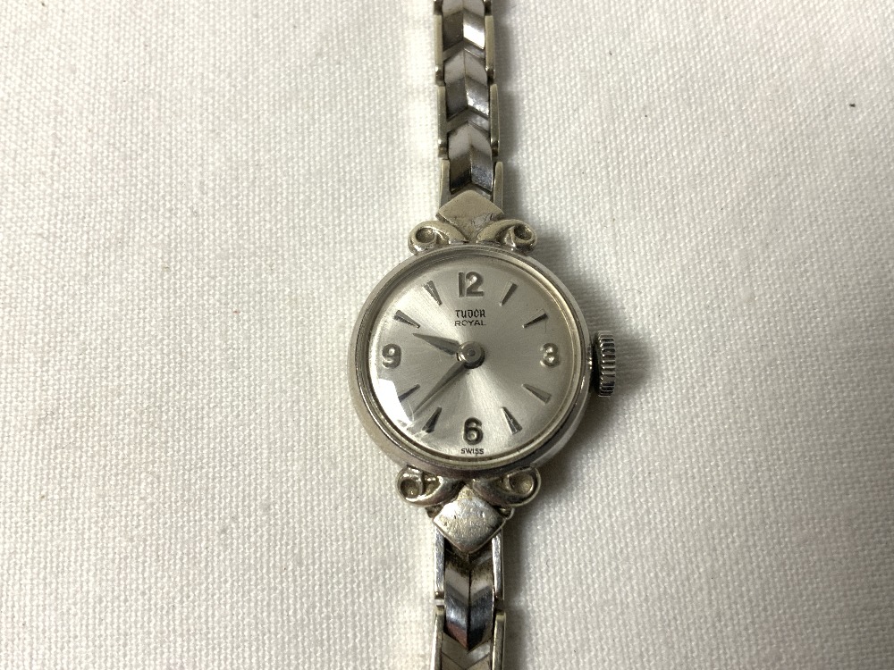 A LADIES TUDOR ROYAL 9CT 375 WHITE GOLD WRIST WATCH WITH ROLEX STRAP AND CROWN BUTTON. - Image 2 of 5