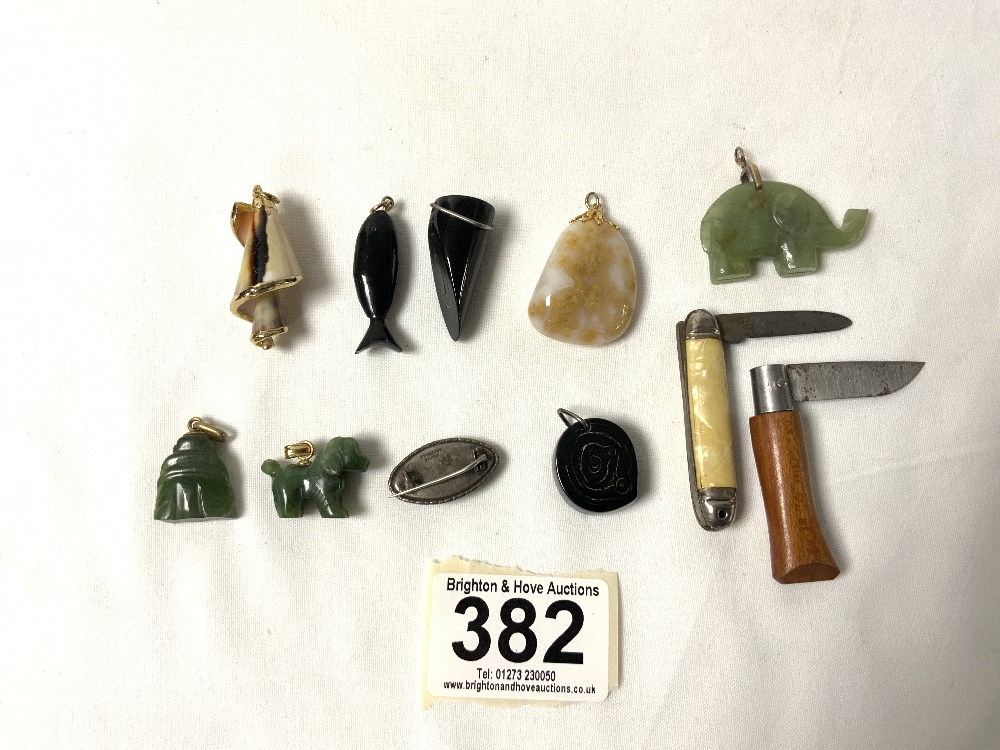 TWO JADE ANIMAL PENDANTS, BUTTERFLY WING BROOCH, PENDANTS, TWO POCKET KNIVES AND MORE. - Image 5 of 5