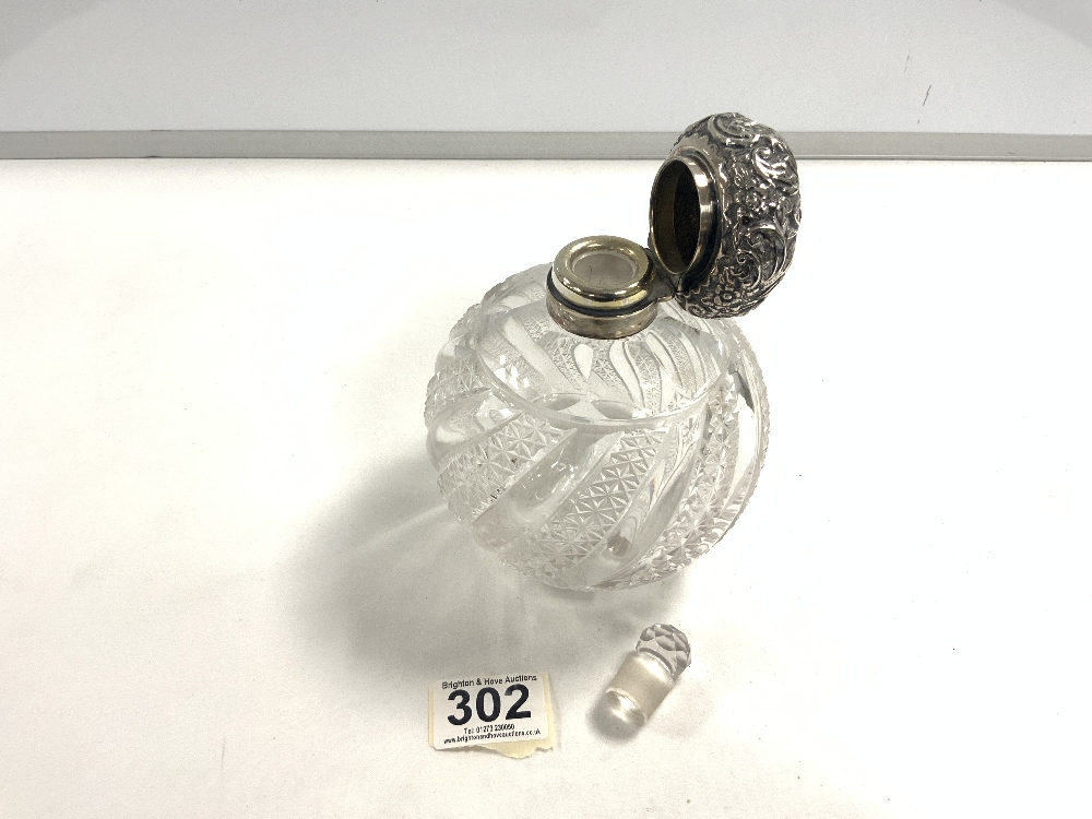 A LARGE CUT GLASS SCENT BOTTLE WITH SILVER TOP A/F AND INNER STOPPER. - Image 3 of 5