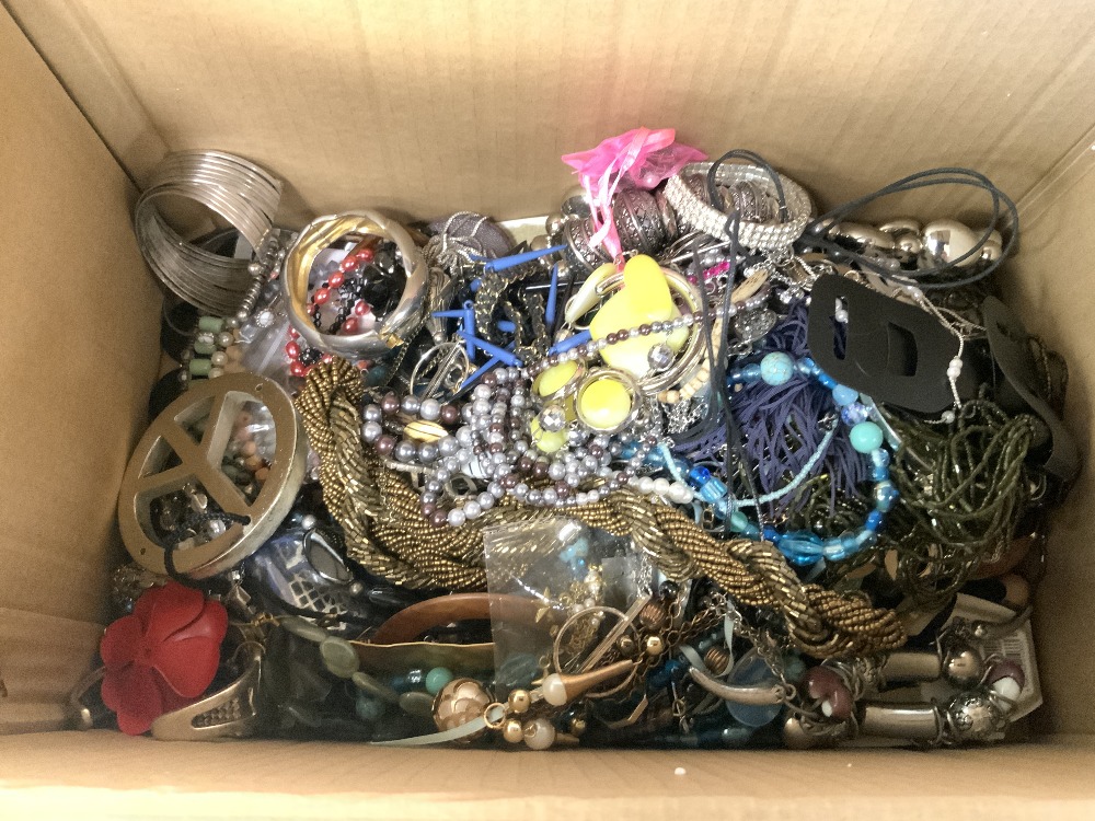 A QUANTITY OF COSTUME JEWELLERY. - Image 5 of 5
