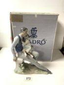 A LLADRO PORCELAIN FIGURE - DADDYS LITTLE SWEETHEART, 32CMS.