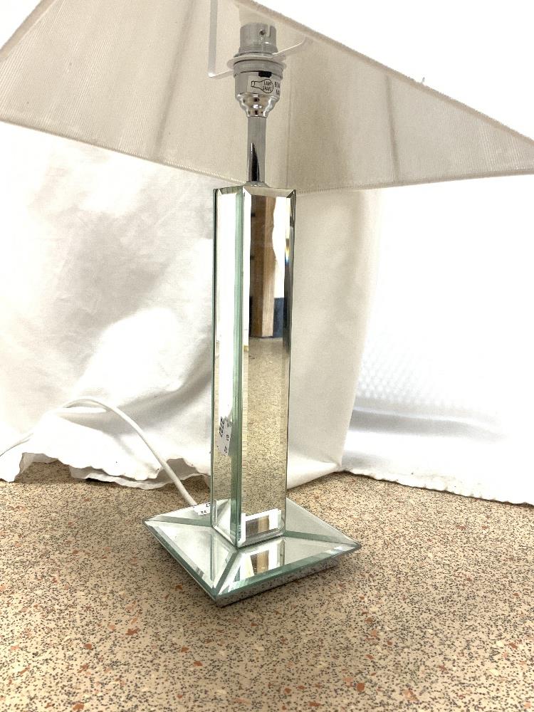 A MODERN SQUARE MIRRORED TABLE LAMP, 27 CMS. - Image 3 of 4
