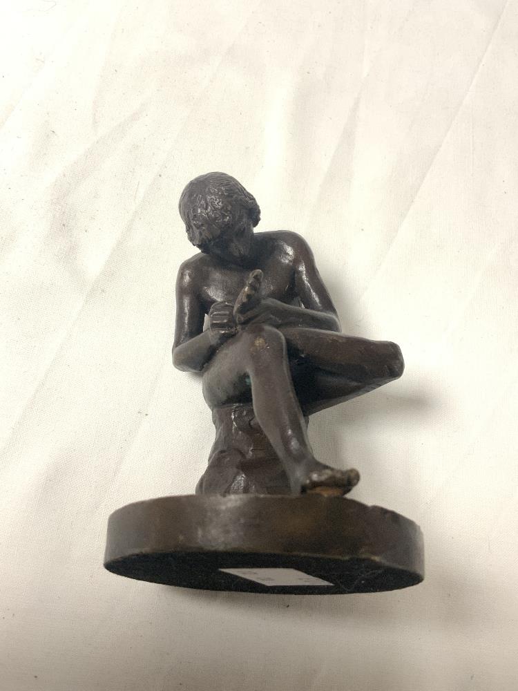 A SMALL REPRODUCTION BRONZE FIGURE OF A SEATED MAN WITH THORN, 11 CMS. - Image 5 of 5