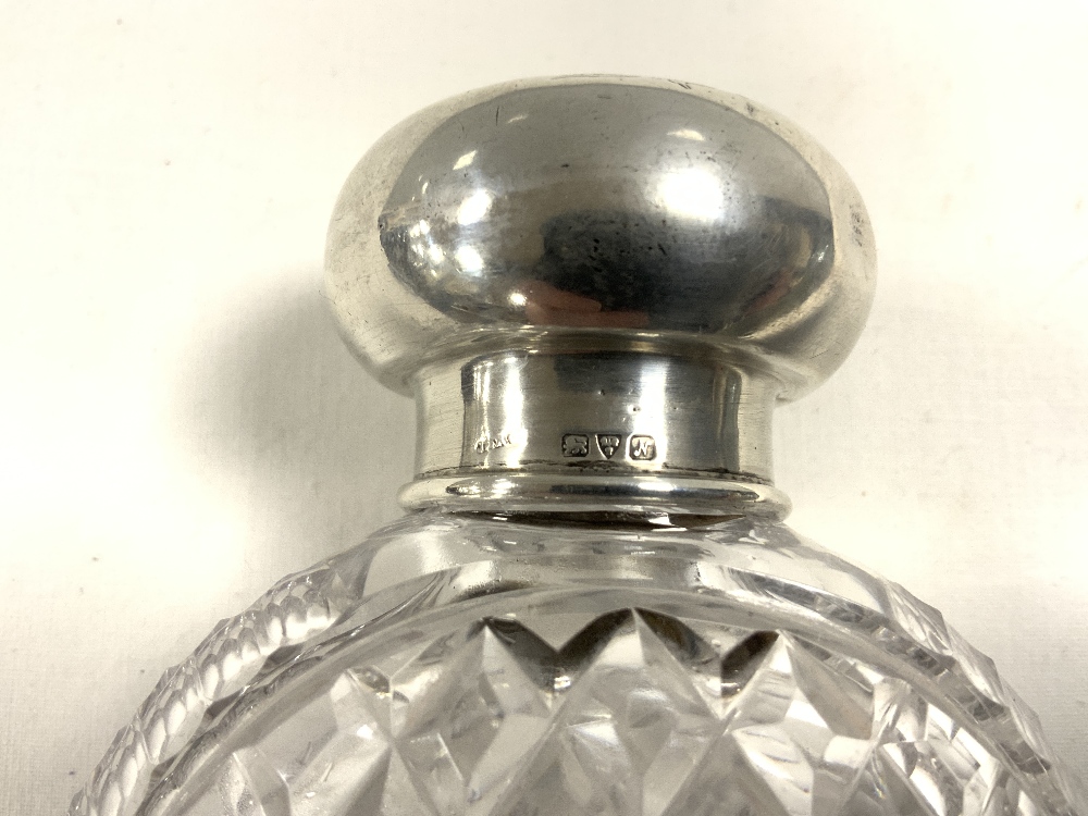 HALLMARKED SILVER TOP CUT GLASS BOTTLE CHESTER BY J & R GRIFFIN 19CM - Image 3 of 4