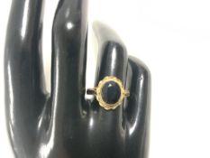 VINTAGE 375 GOLD RING WITH A SINGLE BLACK STONE SIZE O