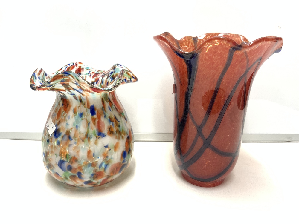 END OF DAY GLASS VASE 19CMS, AND A RED MOTTLED GLASS VASE WITH BLUR LINE DECORATION. - Image 3 of 4