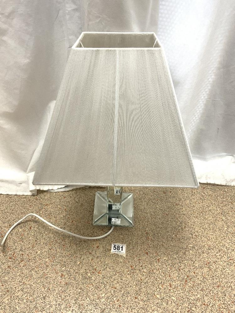 A MODERN SQUARE MIRRORED TABLE LAMP, 27 CMS.