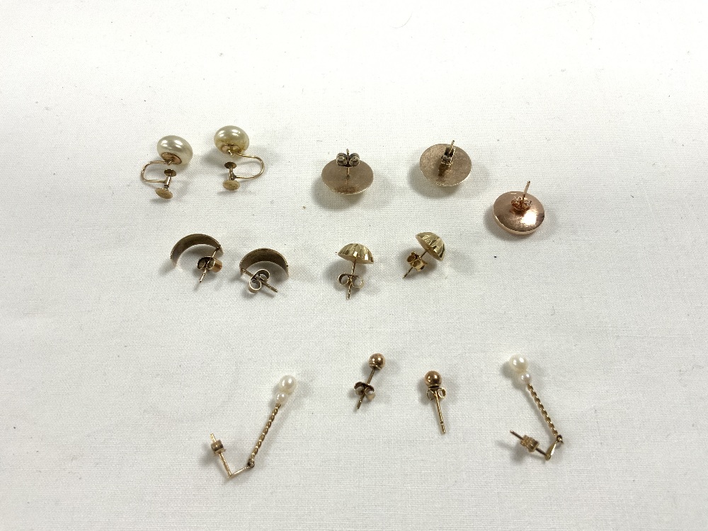 THREE PAIRS OF 375 GOLD EARRINGS SOME WITH PEARLS AND MORE - Image 5 of 6