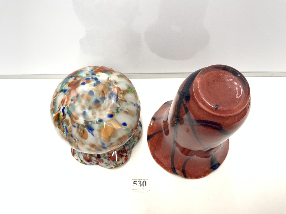 END OF DAY GLASS VASE 19CMS, AND A RED MOTTLED GLASS VASE WITH BLUR LINE DECORATION. - Image 4 of 4