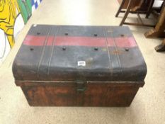 A VINTAGE PAINTED TIN TRUNK, 70X50X46.