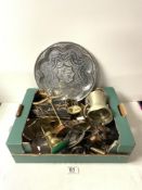A QUANTITY OF MIXED METALWARE, INCLUDES - CIRCULAR PEWTER SNUFF BOX, GOBLET, BRASS CLOCK ORNAMENT,