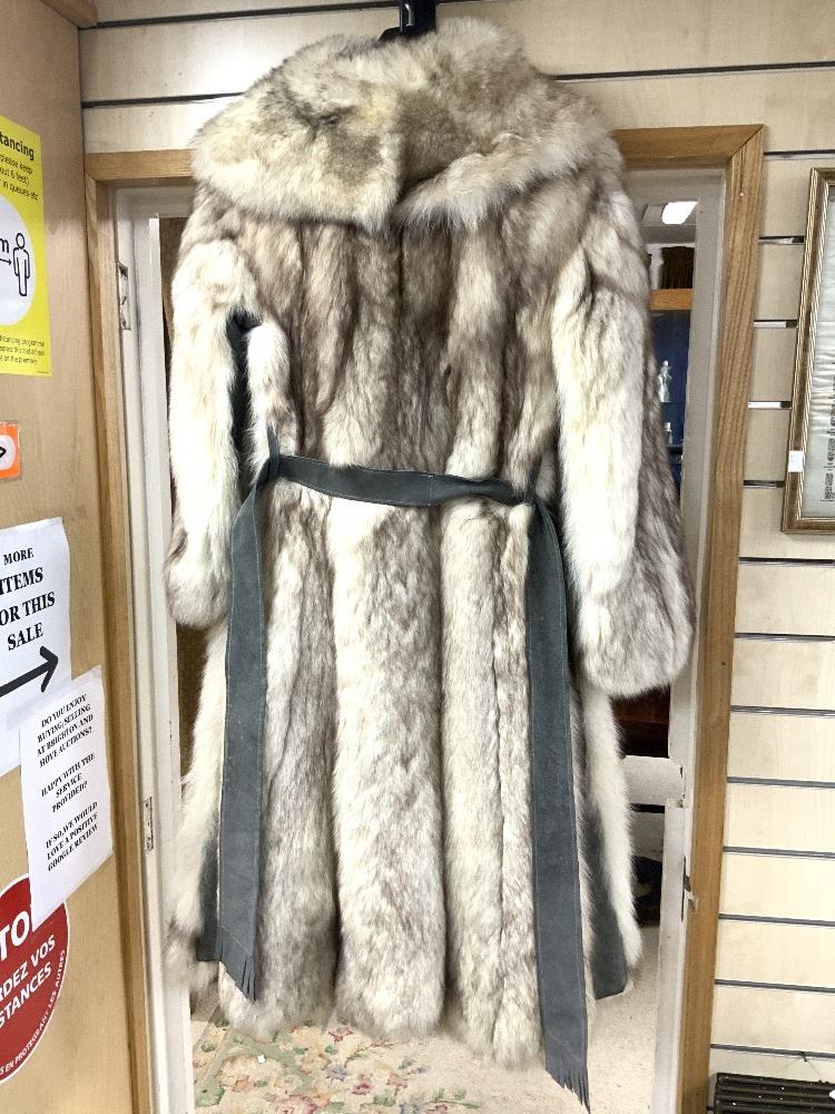 A VINTAGE LONG FOX FUR COAT, UK LADIES SIZE 12/MENS SMALL - Image 5 of 5