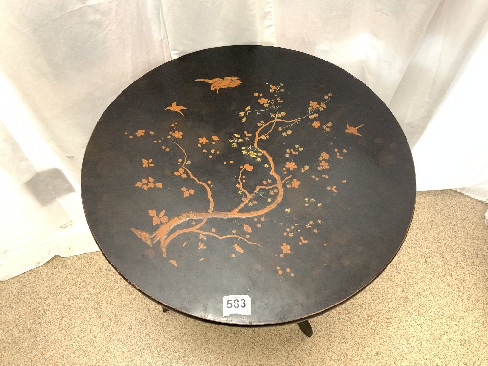 A TRIPOD TABLE WITH BLACK AND GOLD CHINOISERIE BIRD AND BLOSSOM DECORATION, 59 CMS.