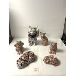 FOUR IMARI STYLE CAT FIGURES, AND TWO FROGS.
