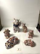 FOUR IMARI STYLE CAT FIGURES, AND TWO FROGS.