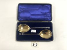A PAIR OF HALLMARKED SILVER SEAL TOP SERVING SPOONS WITH GILT BOWLS, LONDON 1906, MAKER; WILLIAM