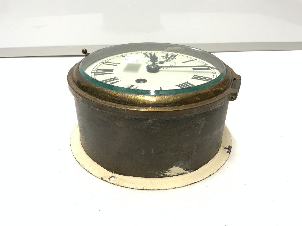 A BRASS SHIPS CLOCK, WITH PAINTED DIAL, AND SUBSIDERY DIAL, 17CMS DIAMETER. - Image 4 of 4