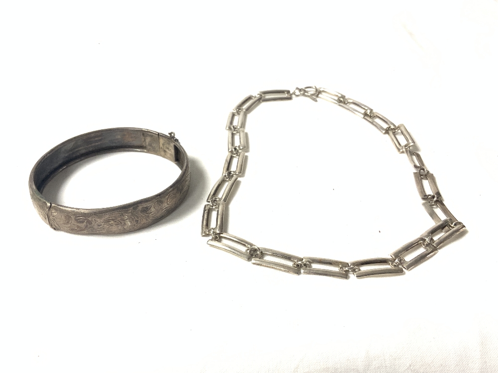 A HALLMARKED SILVER ENGRAVED BANGLE. AND A 925 SILVER CHAINLINK NECKLACE. - Image 2 of 4
