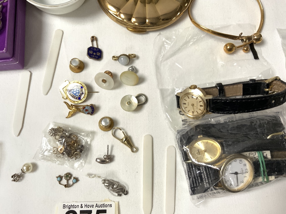 A QUANTITY OF COSTUME JEWELLERY, A COMPACT AND A SPECTACLE CASE. - Image 3 of 12