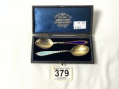 A PAIR OF HALLMARKED SILVER AND ENAMEL COFFEE SPOONS, BIRMINGHAM 1933, MAKERS; BARKER BROTHERS