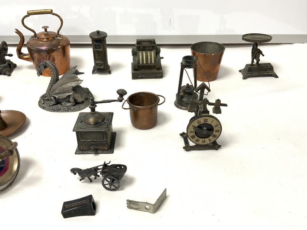 MINIATURE COPPER ITEMS INCLUDING A KETTLE, JUG, CANDLE HOLDER AND TWO BUCKETS ALONGSIDE A - Image 4 of 6
