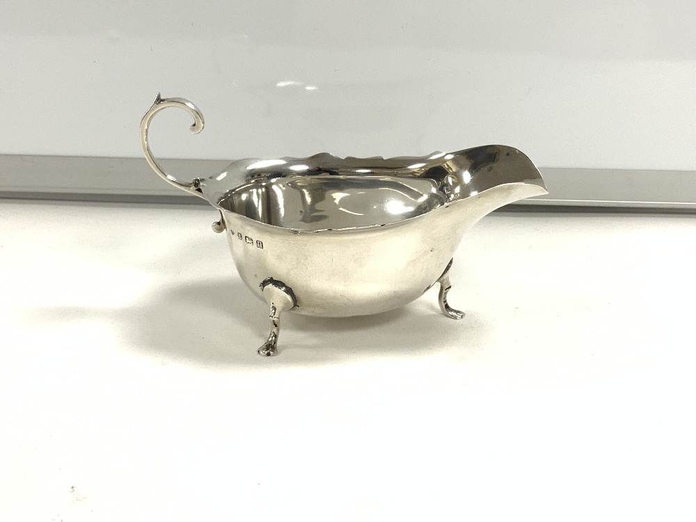 A HALLMARKED SILVER SAUCE BOAT ON PAD FEET, BIRMINGHAM 1912, MAKER W & CO LTD. 92 GMS. - Image 3 of 5