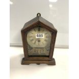 A SMALL MAHOGANY AMERICAN MANTEL CLOCK.